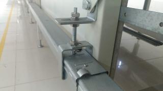 Bàn cắt trải vải có hệ thống thổi khí có ray điện